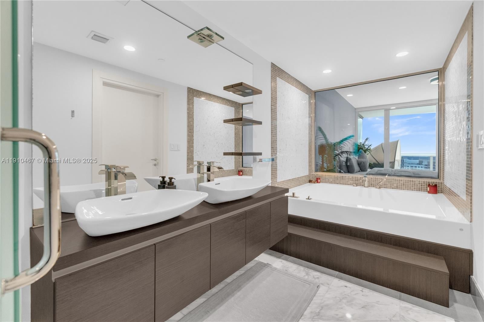 Real estate property located at 200 Biscayne Boulevard Way #3907, Miami-dade, Epic West Condo, Miami, FL