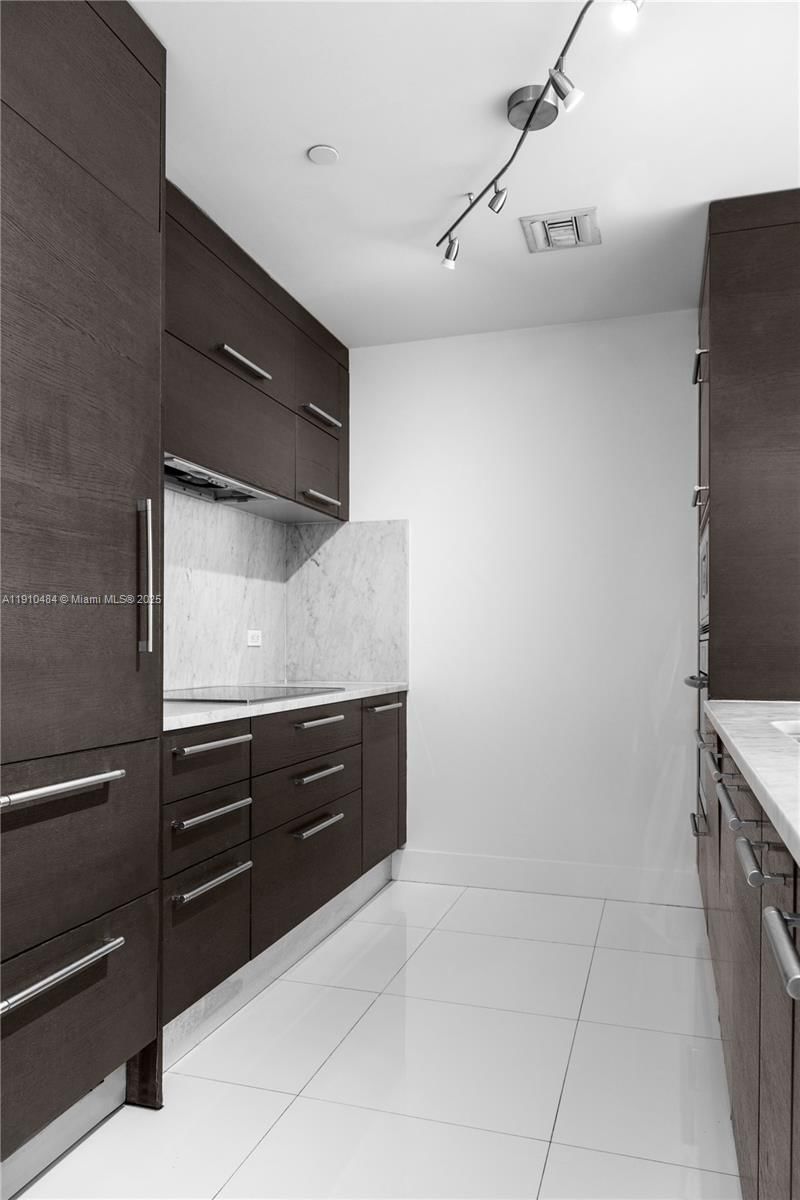 Real estate property located at 900 Biscayne Blvd #5610, Miami-dade, 900 Biscayne Bay Condo, Miami, FL