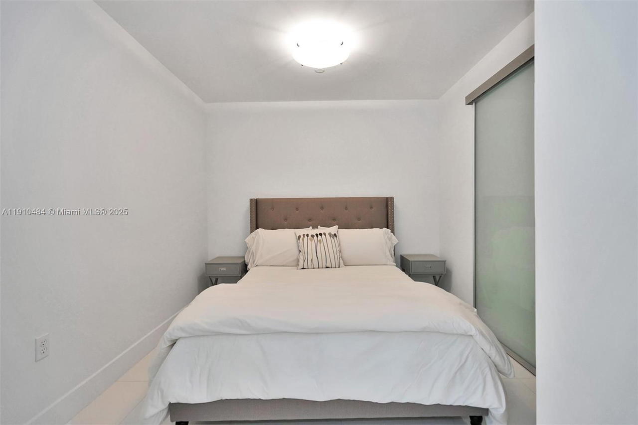 Real estate property located at 900 Biscayne Blvd #5610, Miami-dade, 900 Biscayne Bay Condo, Miami, FL