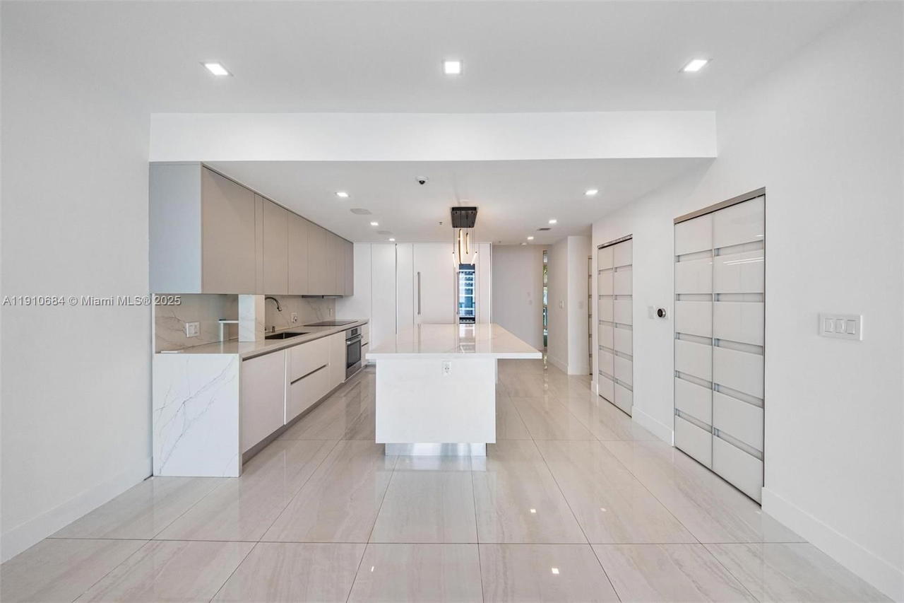 Real estate property located at 7918 Harbour Island Dr #207, Miami-dade, 360 Condo C, North Bay Village, FL