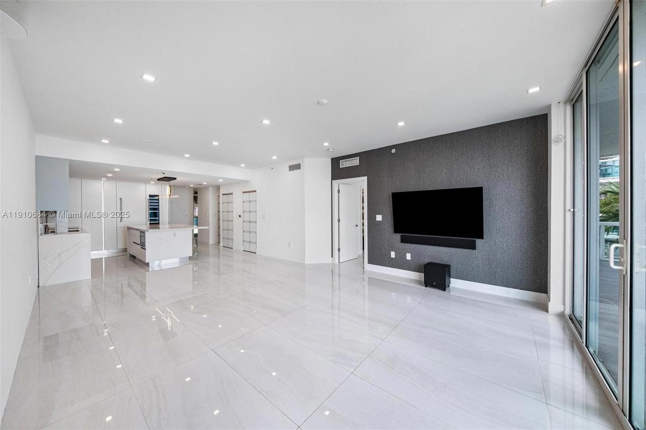 Real estate property located at 7918 Harbour Island Dr #207, Miami-dade, 360 Condo C, North Bay Village, FL