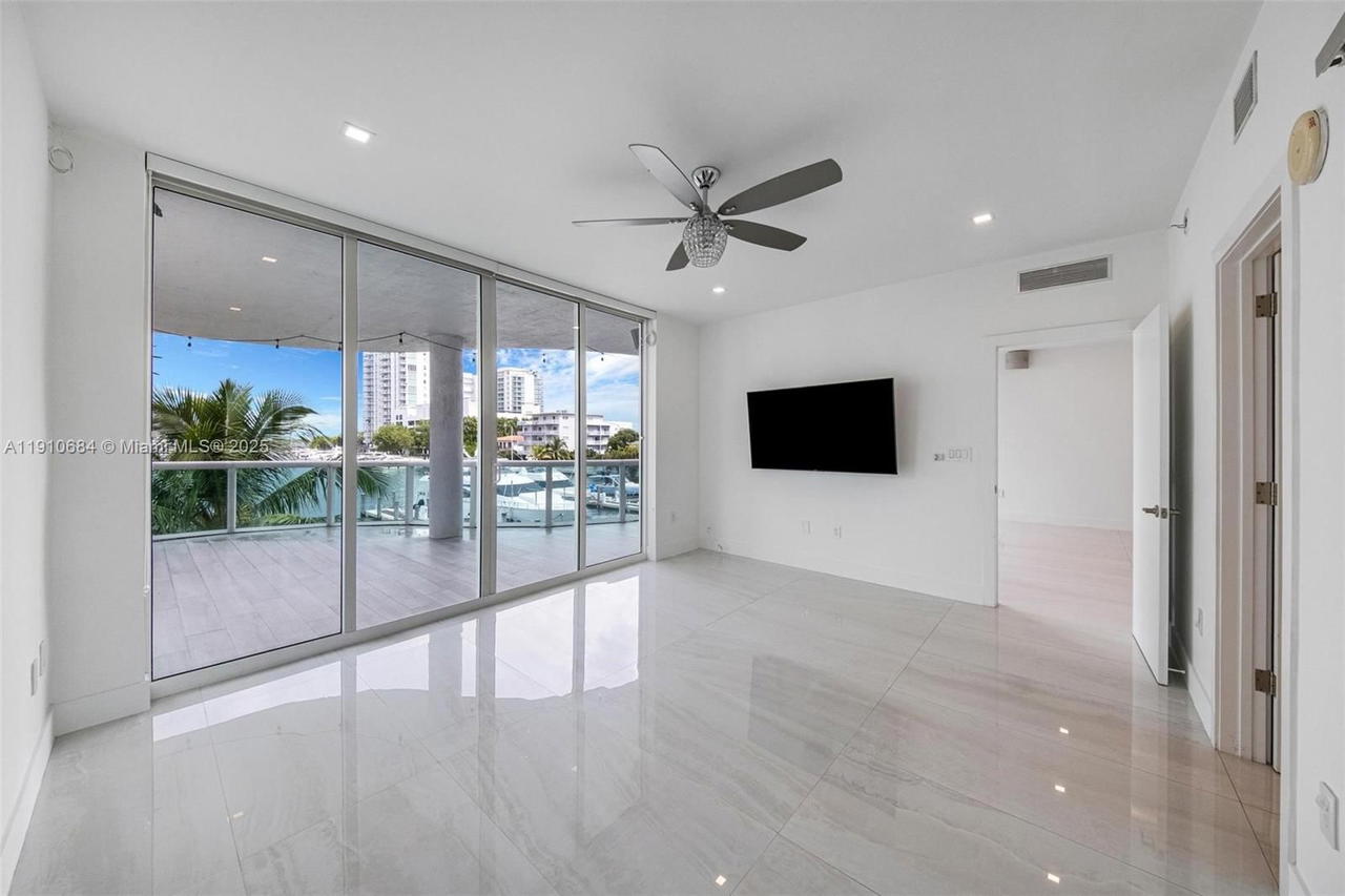 Real estate property located at 7918 Harbour Island Dr #207, Miami-dade, 360 Condo C, North Bay Village, FL