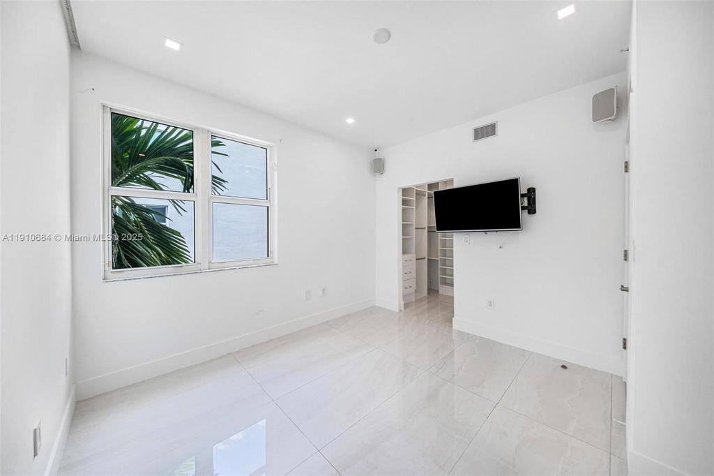 Real estate property located at 7918 Harbour Island Dr #207, Miami-dade, 360 Condo C, North Bay Village, FL
