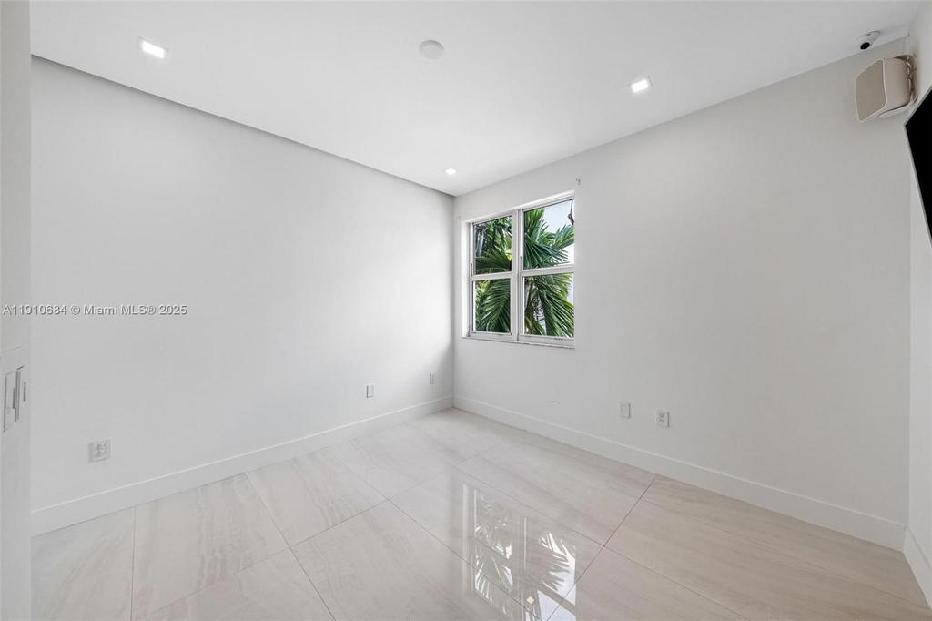 Real estate property located at 7918 Harbour Island Dr #207, Miami-dade, 360 Condo C, North Bay Village, FL