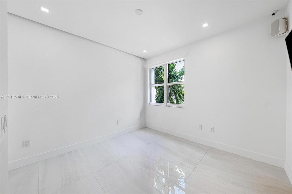 Real estate property located at 7918 Harbour Island Dr #207, Miami-dade, 360 Condo C, North Bay Village, FL