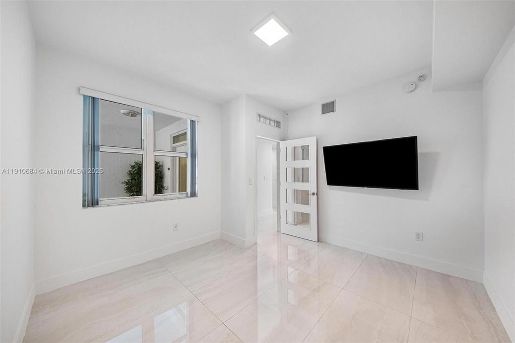 Real estate property located at 7918 Harbour Island Dr #207, Miami-dade, 360 Condo C, North Bay Village, FL