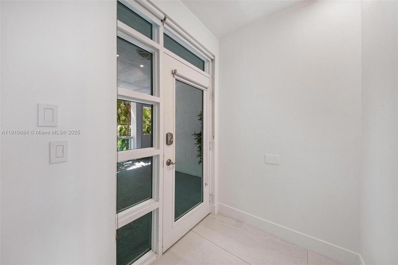 Real estate property located at 7918 Harbour Island Dr #207, Miami-dade, 360 Condo C, North Bay Village, FL