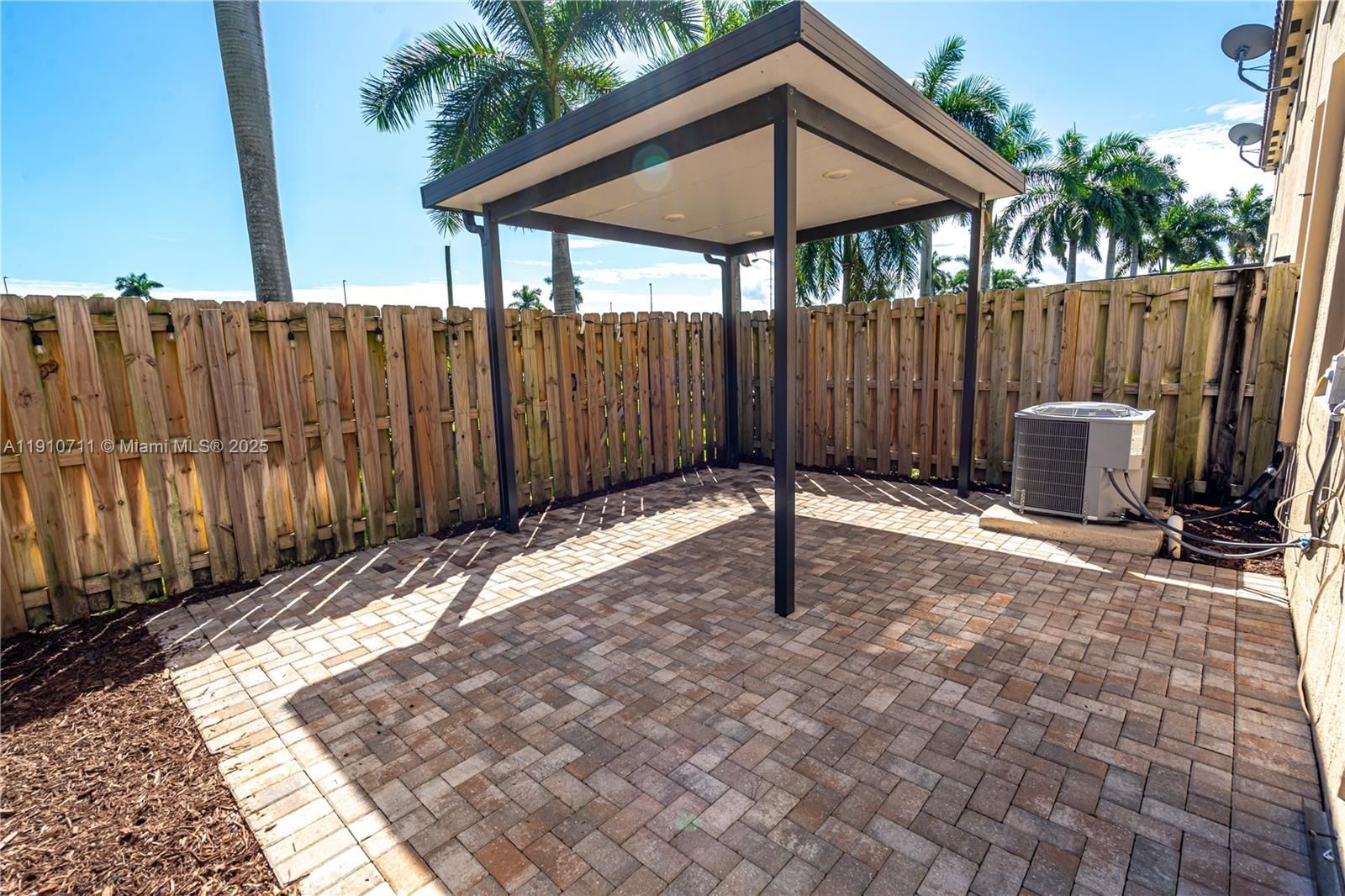 Real estate property located at 11374 254th Ter, Miami-dade, Coco Palm Villas, Homestead, FL