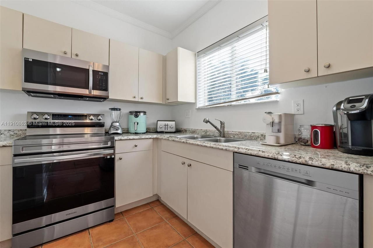 Real estate property located at 2526 41st Ave, Miami-dade, Meghans Place, Homestead, FL