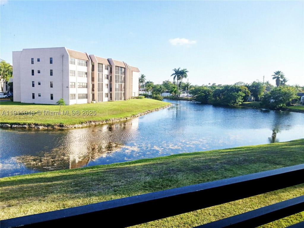 Real estate property located at 10442 Sunrise Lakes Blvd #203, Broward, Sunrise Lakes 219 Condo, Sunrise, FL