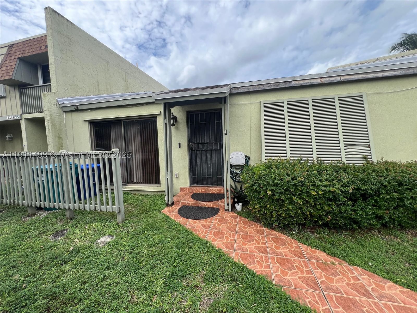 Real estate property located at 20442 15th Ave #6, Miami-dade, Country Club Villas Th Co, Miami Gardens, FL