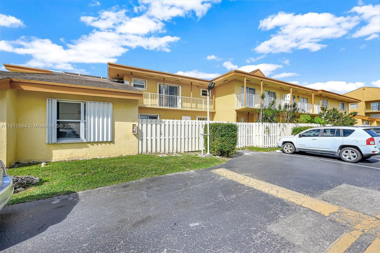 Real estate property located at 8330 154th Ave #39, Miami-dade, Centre Court Condo, Miami, FL