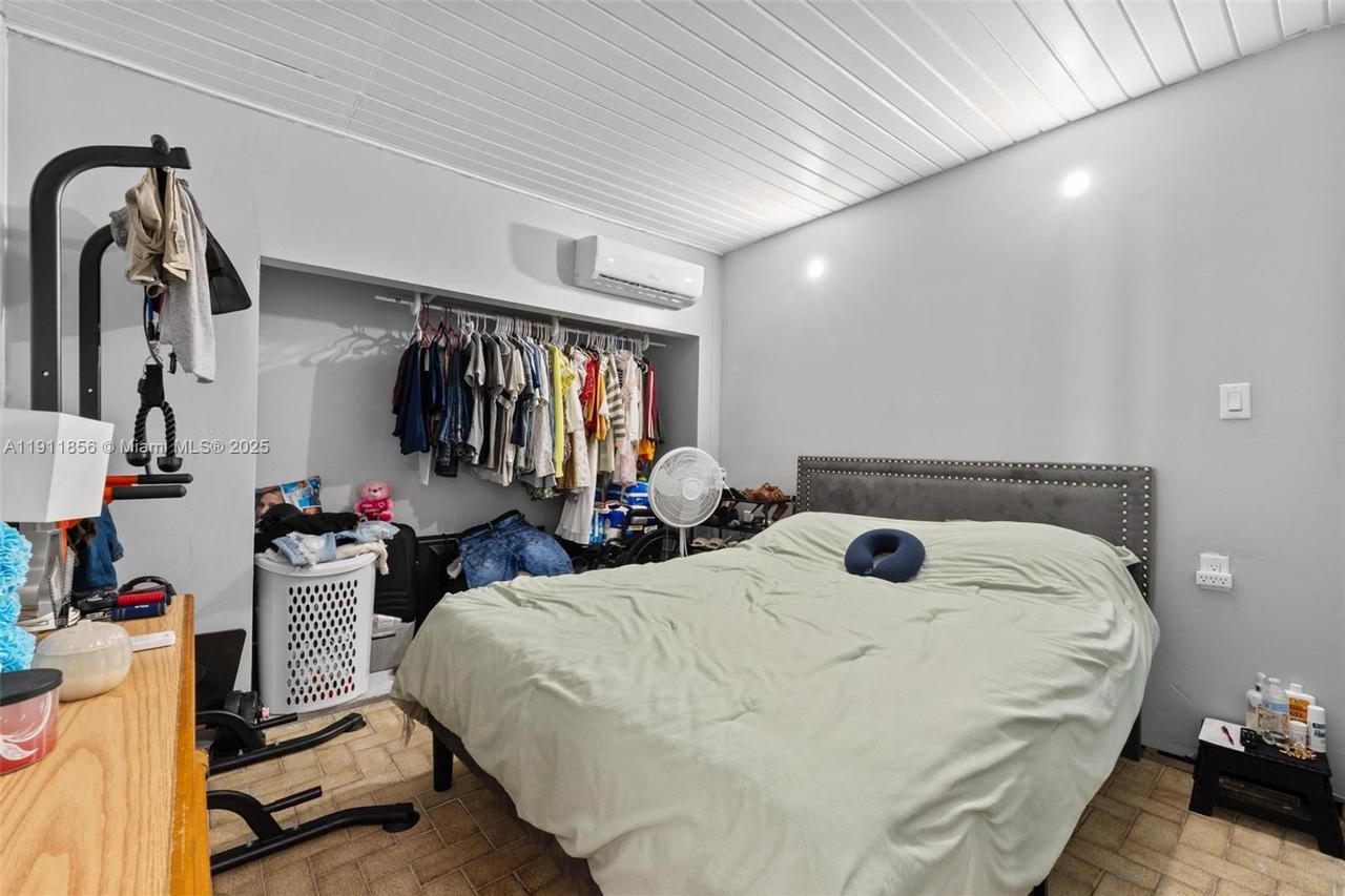 Real estate property located at 580 44th St, Miami-dade, Hialeah 16 Addn Amd & Rev, Hialeah, FL
