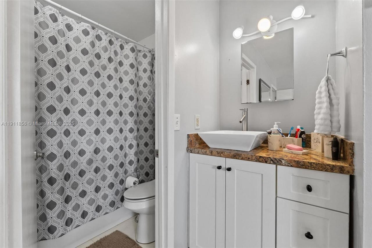 Real estate property located at 580 44th St, Miami-dade, Hialeah 16 Addn Amd & Rev, Hialeah, FL