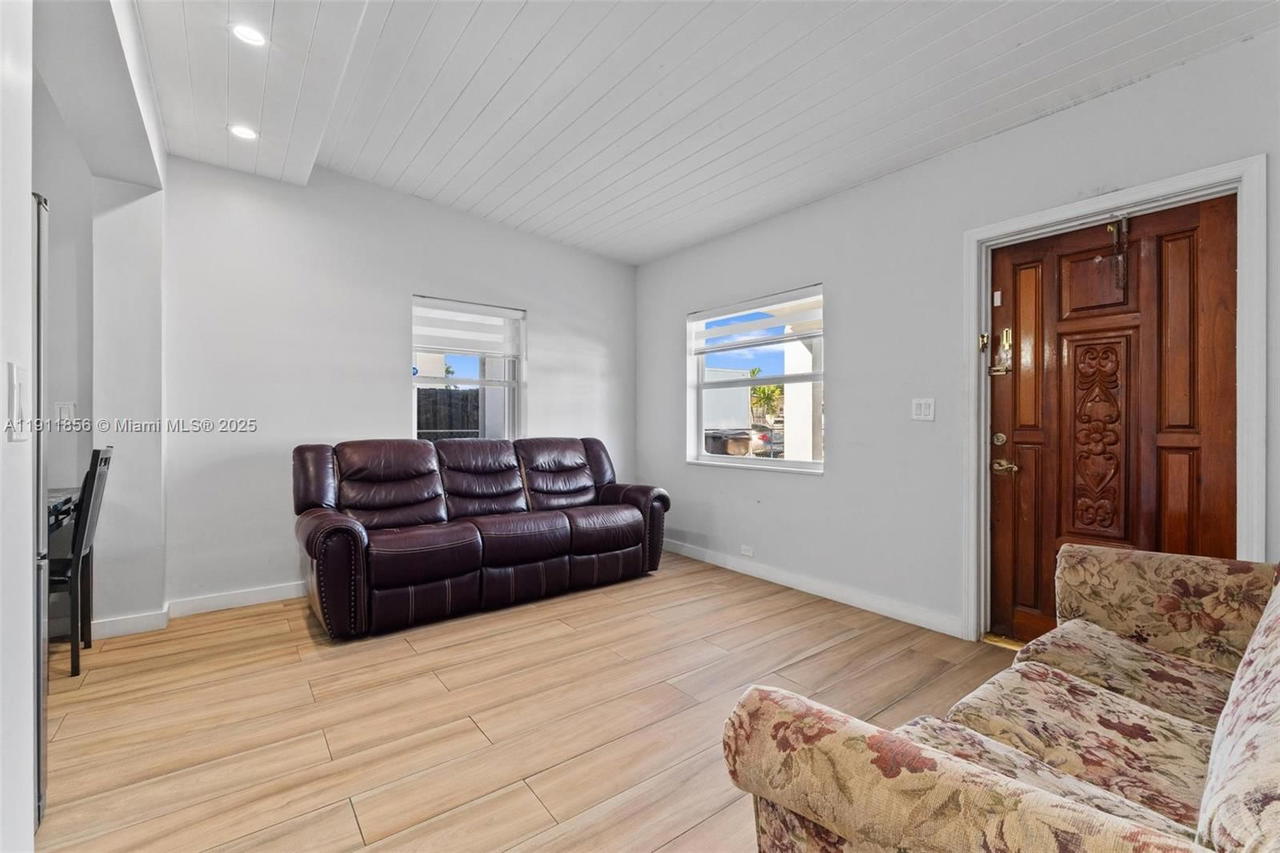 Real estate property located at 580 44th St, Miami-dade, Hialeah 16 Addn Amd & Rev, Hialeah, FL