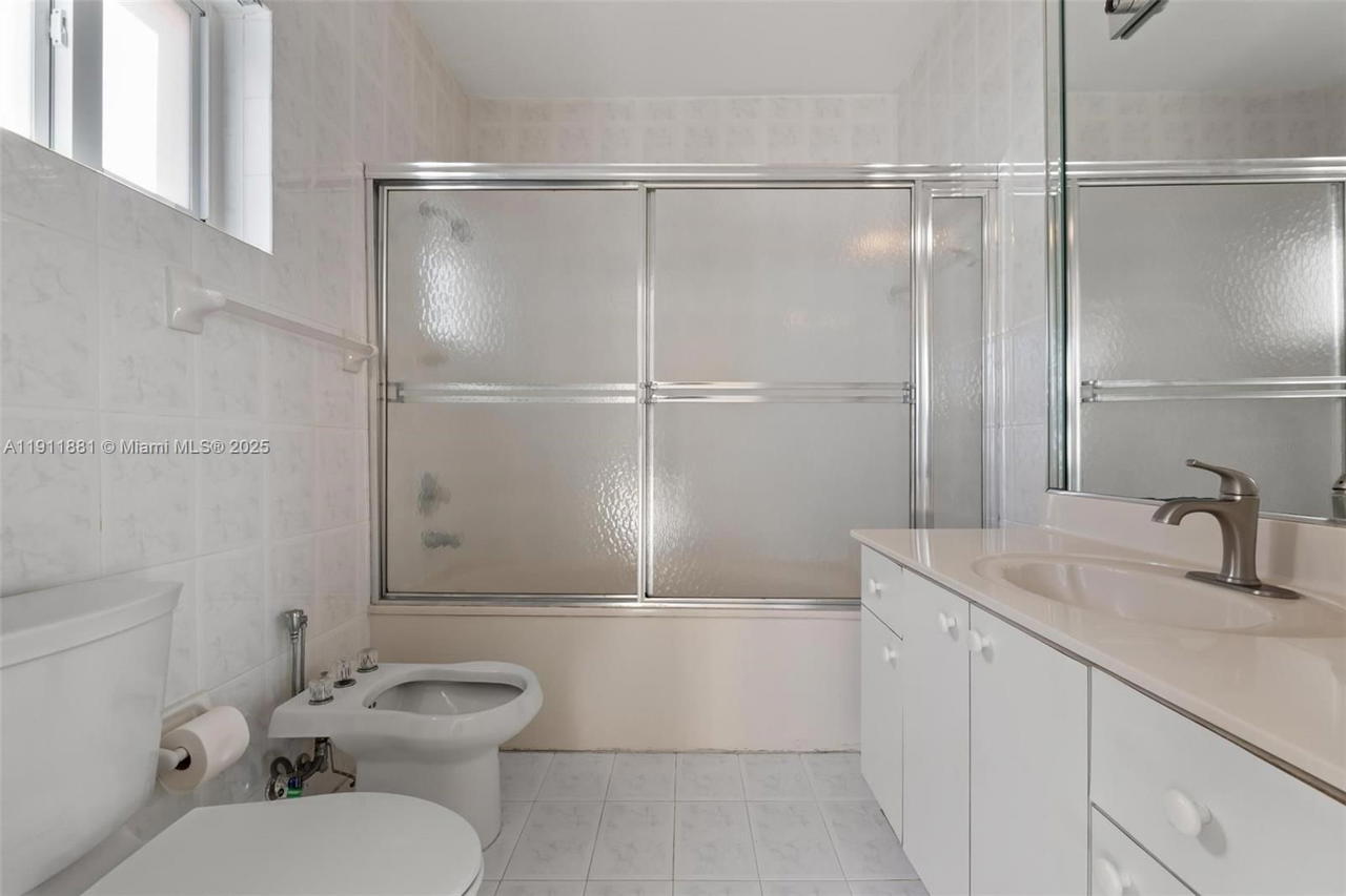 Real estate property located at 8761 142nd St, Miami-dade, Colorama Estates, Miami Lakes, FL