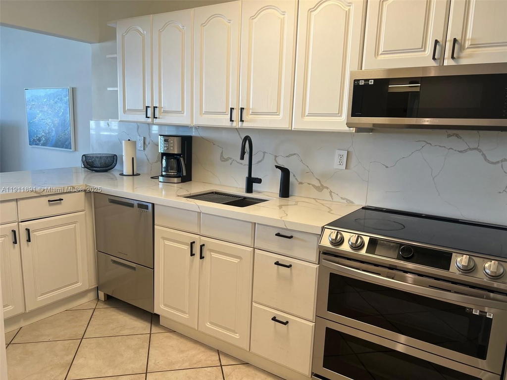 Real estate property located at 100 Lincoln Rd #604, Miami-dade, The Decoplage Condo, Miami Beach, FL