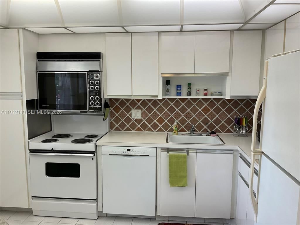 Real estate property located at 3080 Course Dr #209, Broward, No 51 Palm-aire Country C, Pompano Beach, FL