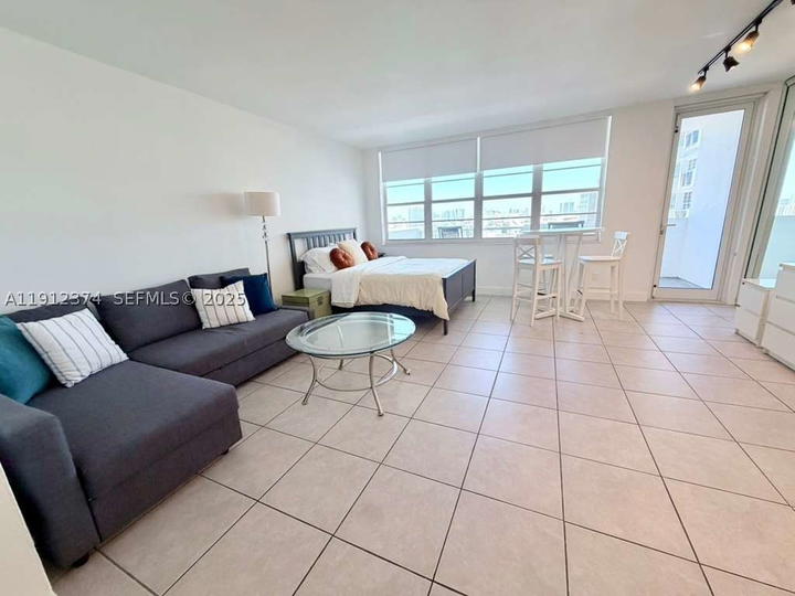 Real estate property located at 100 Lincoln Rd #1220, Miami-dade, The Decoplage Condo, Miami Beach, FL