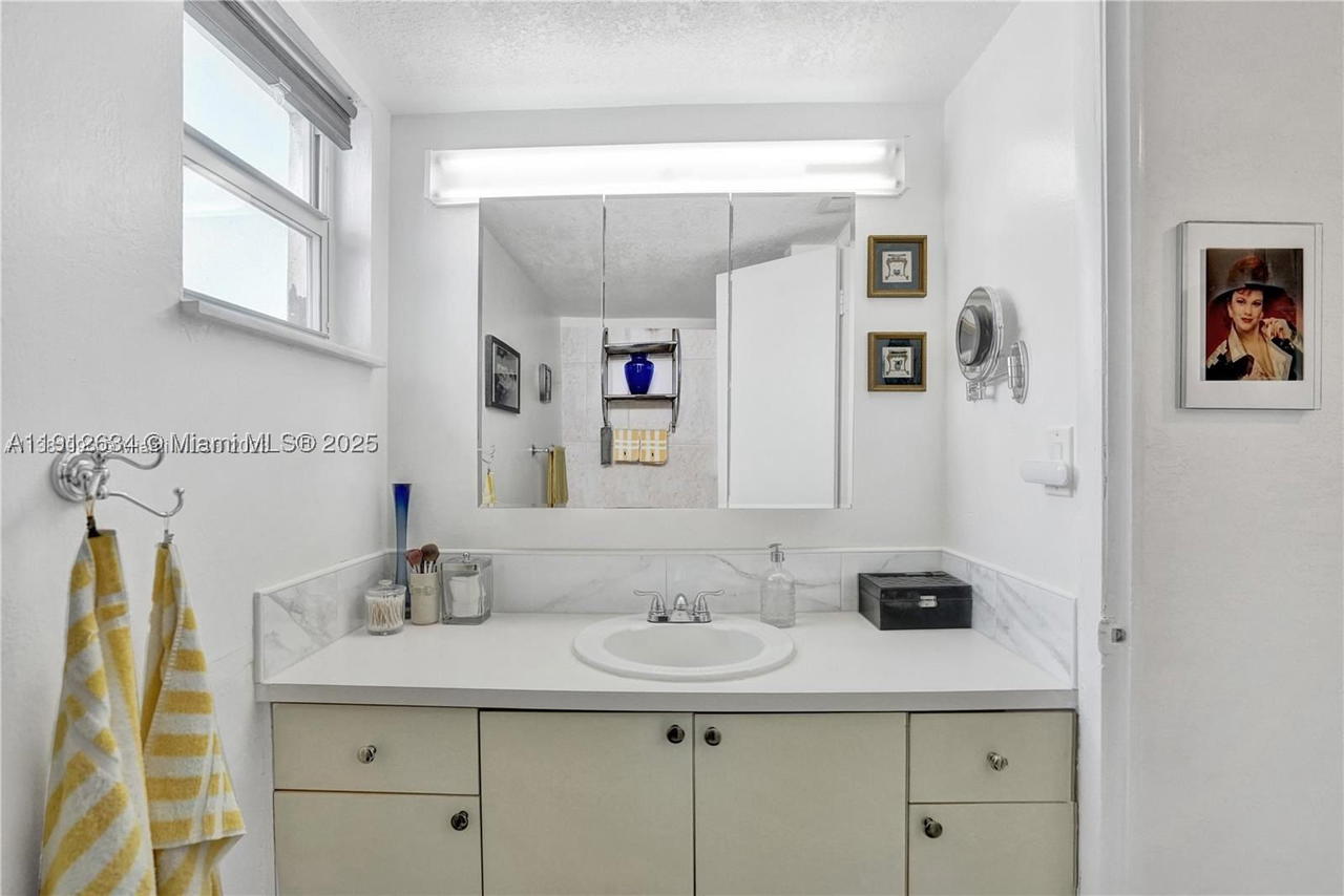 Real estate property located at 1000 191st St #21, Miami-dade, Riviera Condominium Apts, Miami, FL
