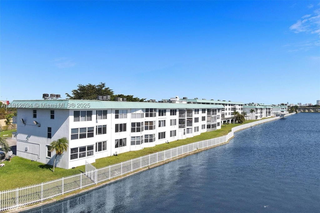 Real estate property located at 1000 191st St #21, Miami-dade, Riviera Condominium Apts, Miami, FL