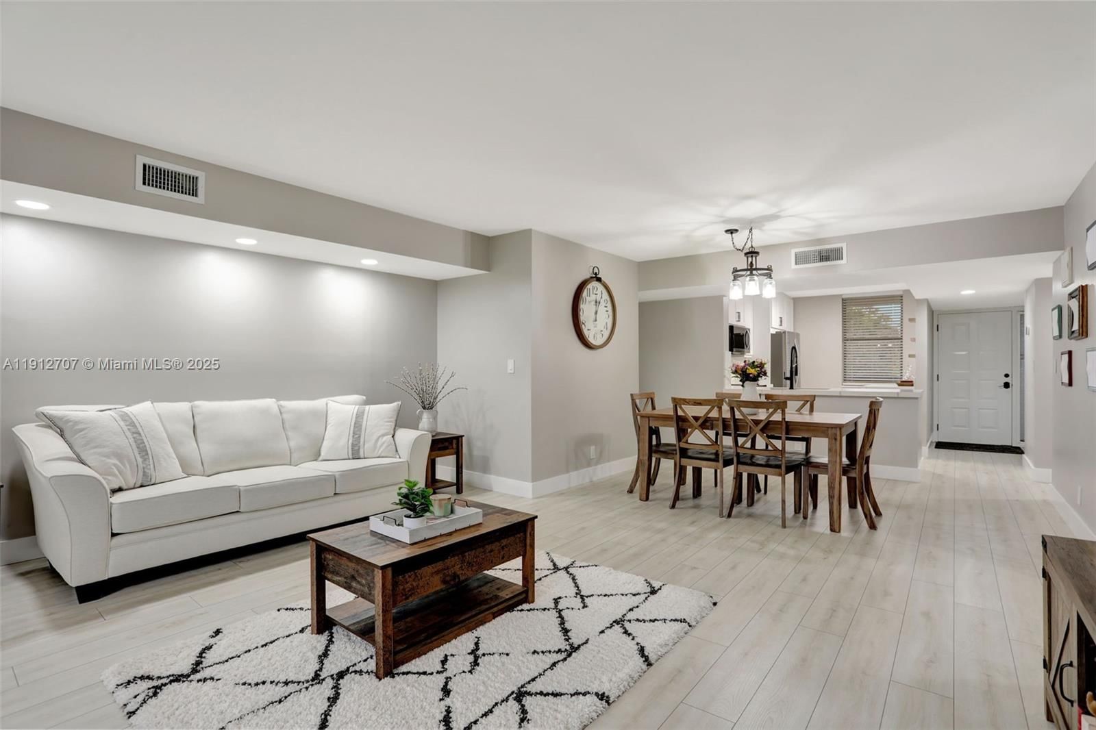 Real estate property located at 2660 Carambola Cir N #305, Broward, Applewood Village I-b Con, Coconut Creek, FL