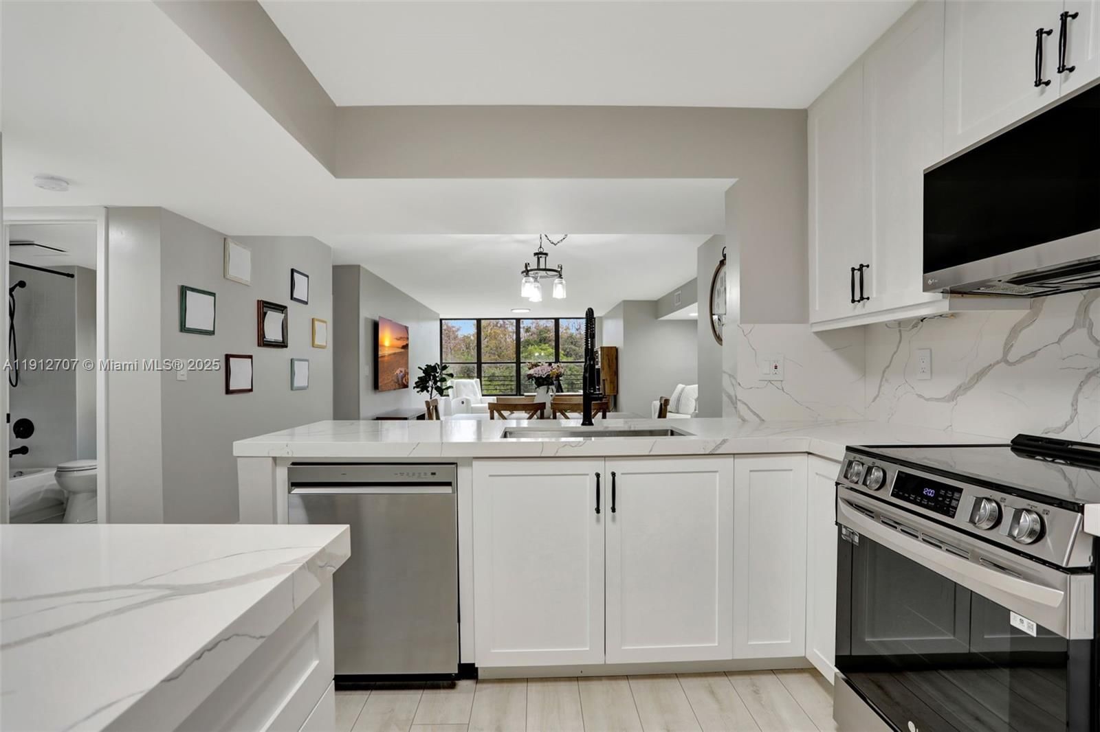 Real estate property located at 2660 Carambola Cir N #305, Broward, Applewood Village I-b Con, Coconut Creek, FL