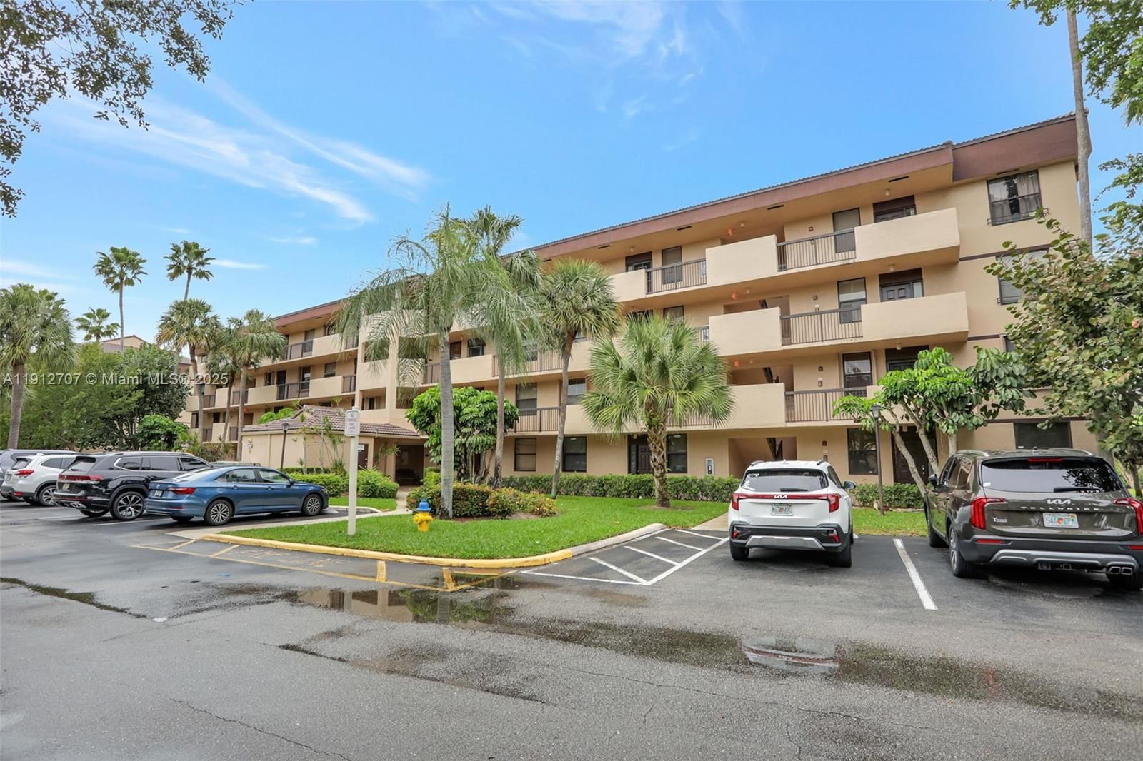 Real estate property located at 2660 Carambola Cir N #305, Broward, Applewood Village I-b Con, Coconut Creek, FL