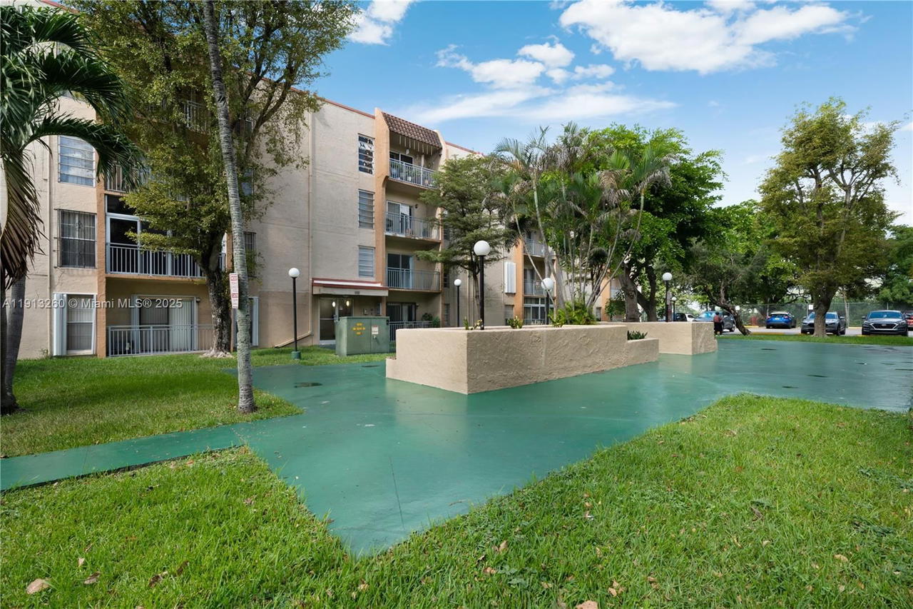 Real estate property located at 4855 7th St #409-6, Miami-dade, Sunset Villas Phase Ii Co, Miami, FL