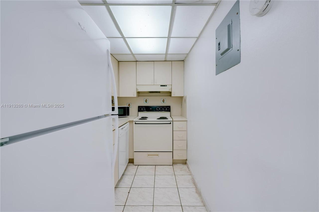 Real estate property located at 4855 7th St #409-6, Miami-dade, Sunset Villas Phase Ii Co, Miami, FL