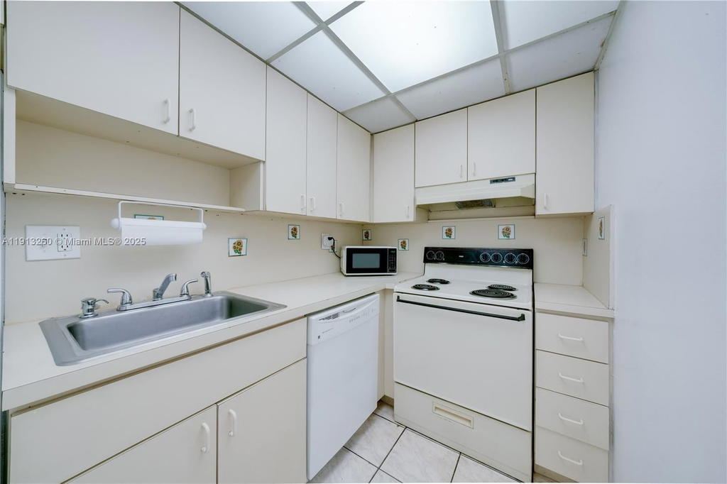 Real estate property located at 4855 7th St #409-6, Miami-dade, Sunset Villas Phase Ii Co, Miami, FL