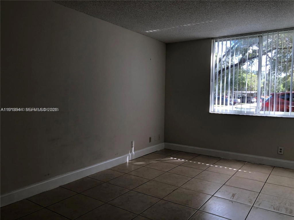 Real estate property located at 10757 Cleary Blvd #104, Broward, Lakes Of Jacaranda Condo, Plantation, FL