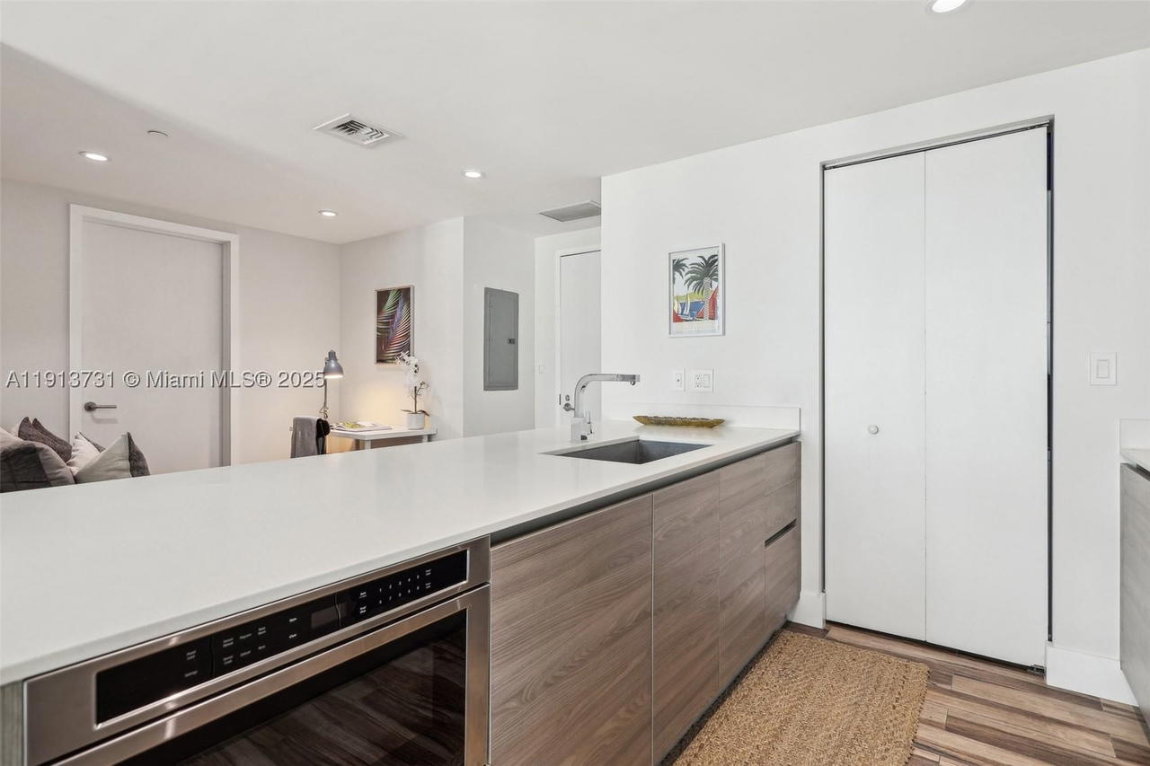 Real estate property located at 1300 Miami Ave #2404, Miami-dade, 1300 S Miami Avenue Condo, Miami, FL