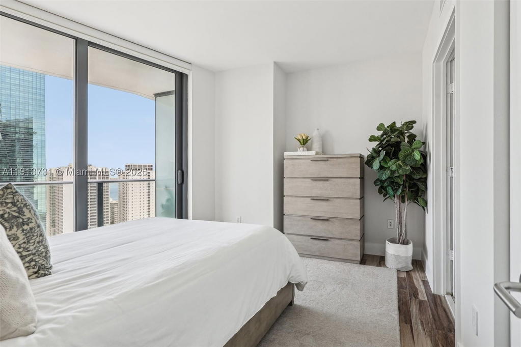 Real estate property located at 1300 Miami Ave #2404, Miami-dade, 1300 S Miami Avenue Condo, Miami, FL