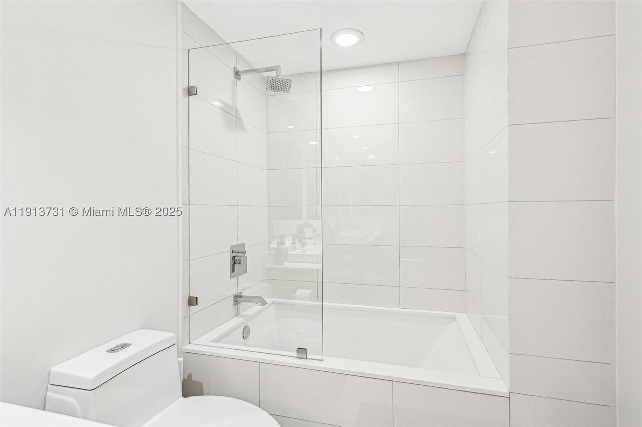 Real estate property located at 1300 Miami Ave #2404, Miami-dade, 1300 S Miami Avenue Condo, Miami, FL