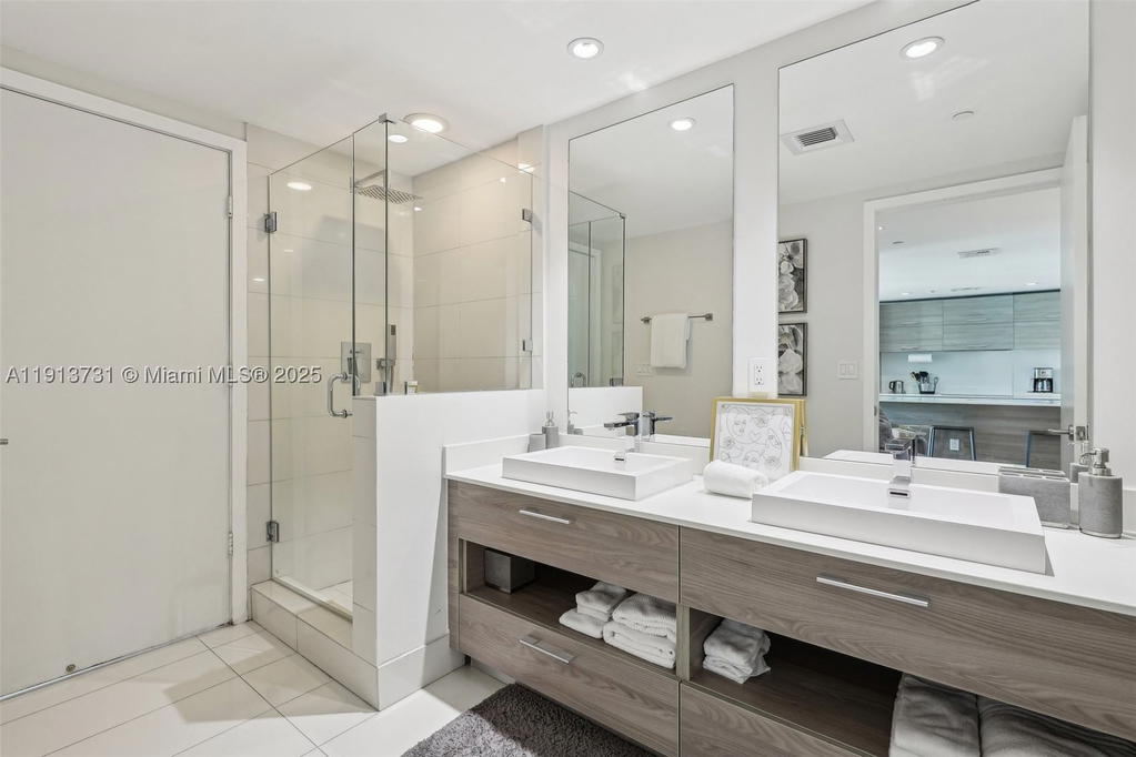 Real estate property located at 1300 Miami Ave #2404, Miami-dade, 1300 S Miami Avenue Condo, Miami, FL