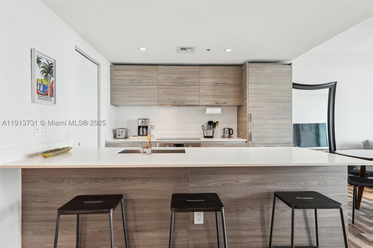 Real estate property located at 1300 Miami Ave #2404, Miami-dade, 1300 S Miami Avenue Condo, Miami, FL