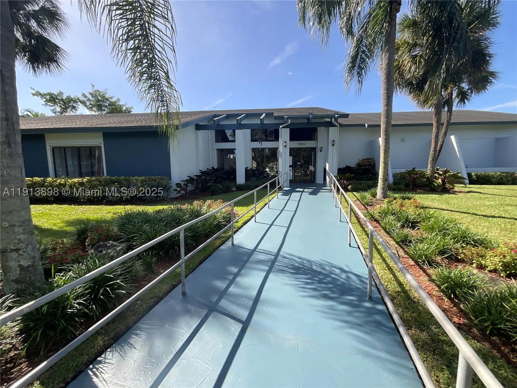 Real estate property located at 7690 18th St #303, Broward, 8 Of Palm Springs 2 Condo, Margate, FL