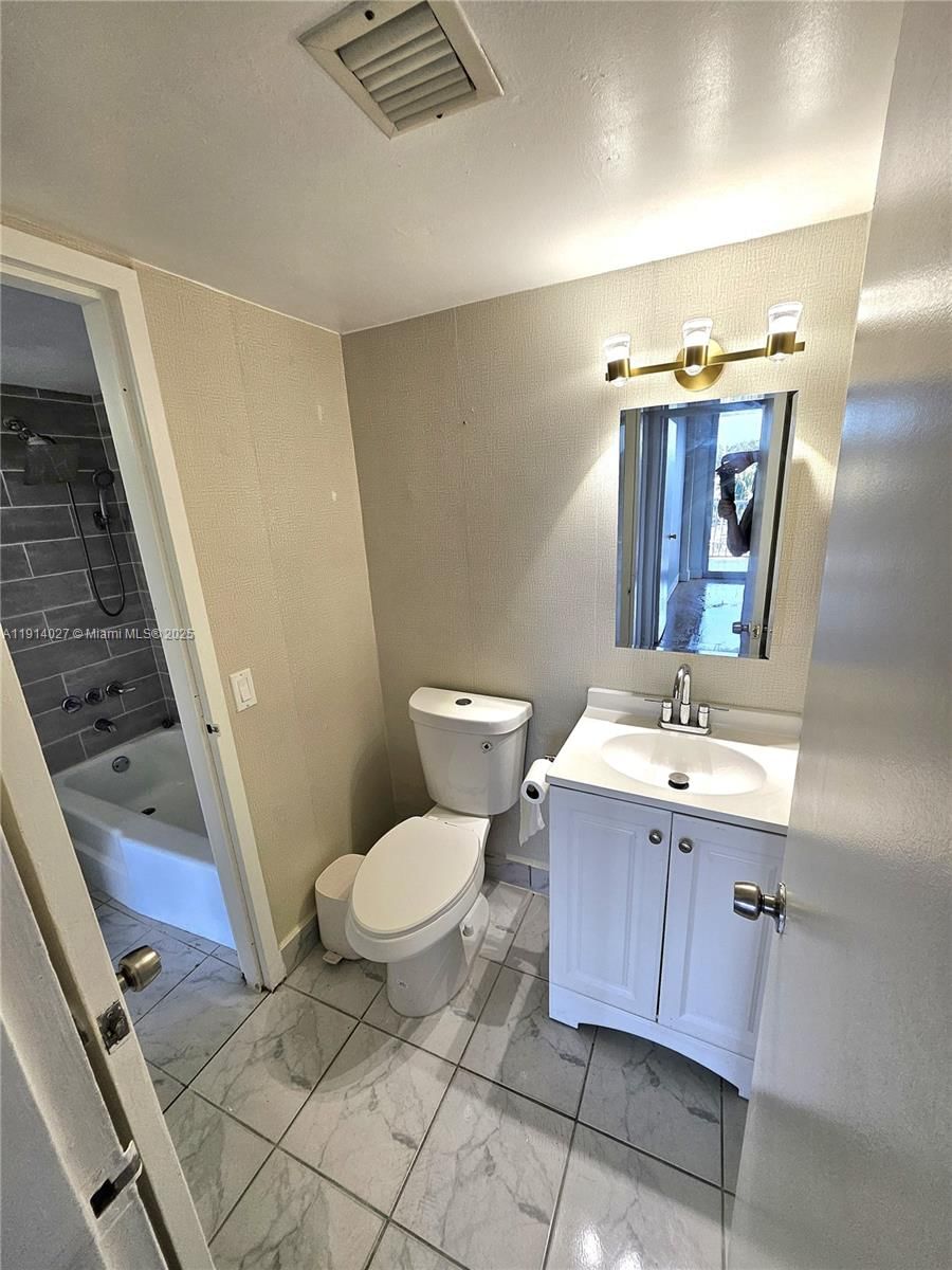 Real estate property located at 1800 24th Ave #408, Miami-dade, Isla Del Mar Condo, Miami, FL