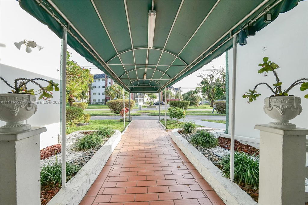 Real estate property located at 4751 21st St #515, Broward, Castle Apartments 12 Cond, Lauderhill, FL