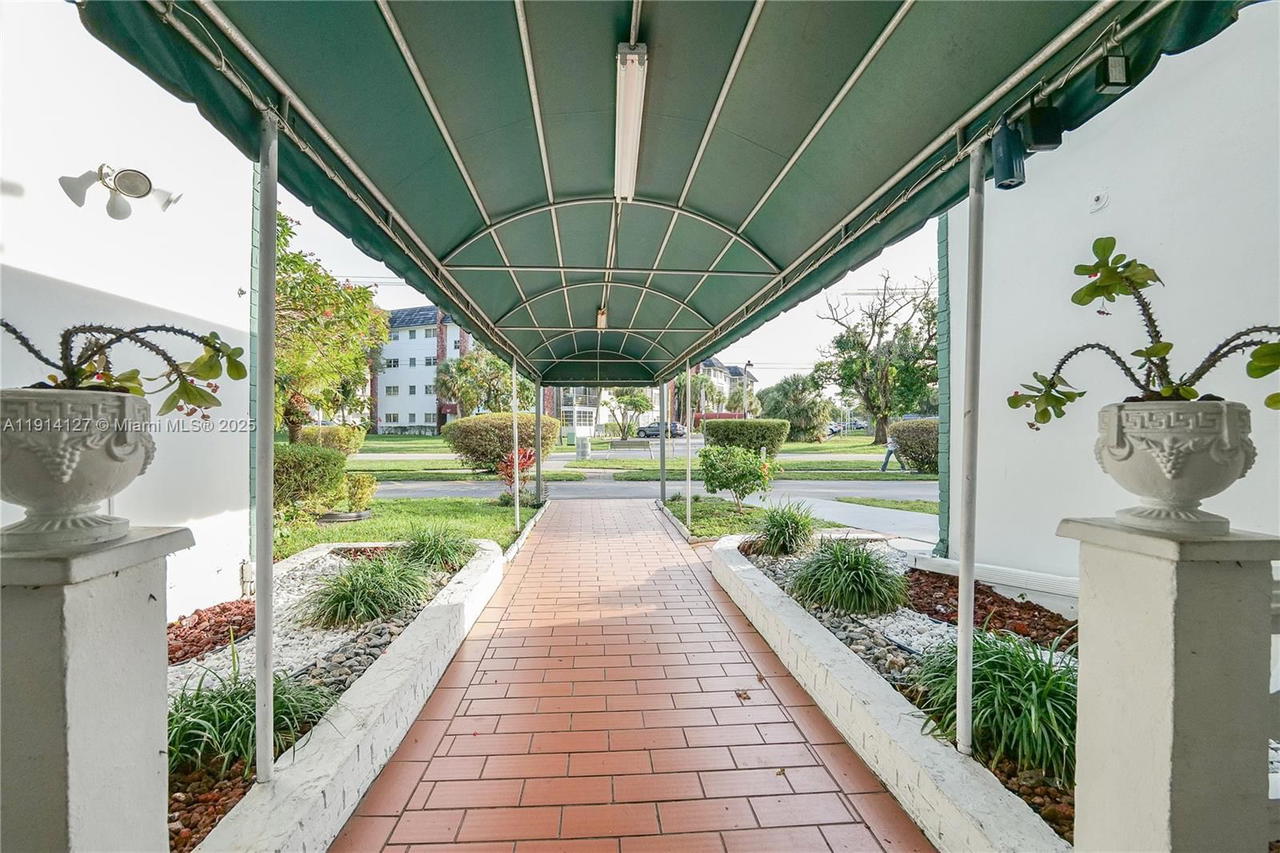 Real estate property located at 4751 21st St #515, Broward, Castle Apartments 12 Cond, Lauderhill, FL