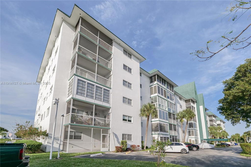 Real estate property located at 4751 21st St #515, Broward, Castle Apartments 12 Cond, Lauderhill, FL