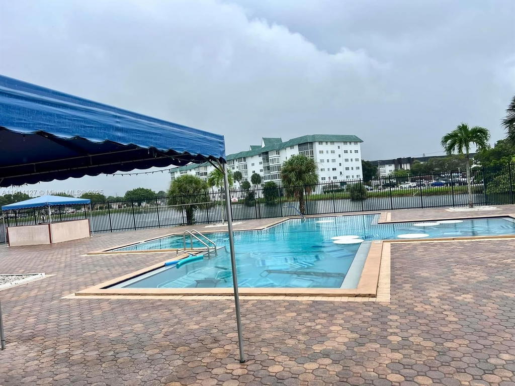Real estate property located at 4751 21st St #515, Broward, Castle Apartments 12 Cond, Lauderhill, FL