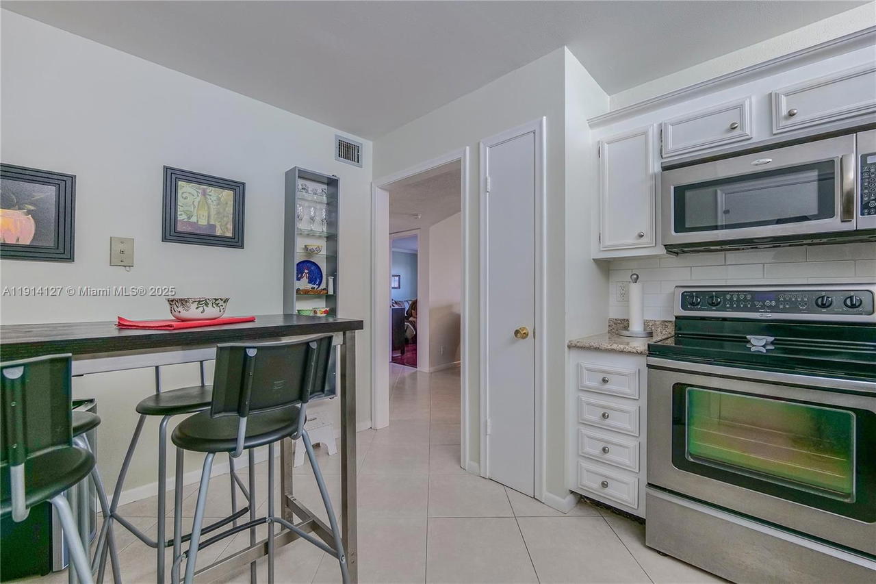 Real estate property located at 4751 21st St #515, Broward, Castle Apartments 12 Cond, Lauderhill, FL