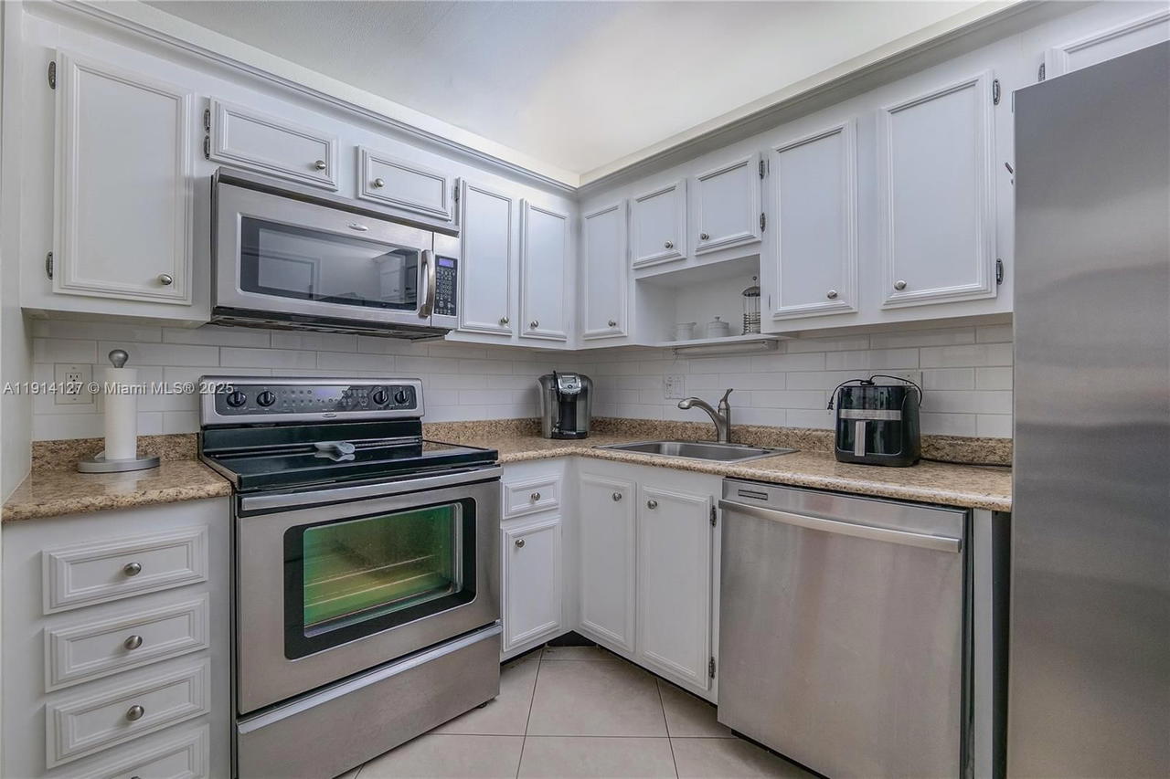 Real estate property located at 4751 21st St #515, Broward, Castle Apartments 12 Cond, Lauderhill, FL