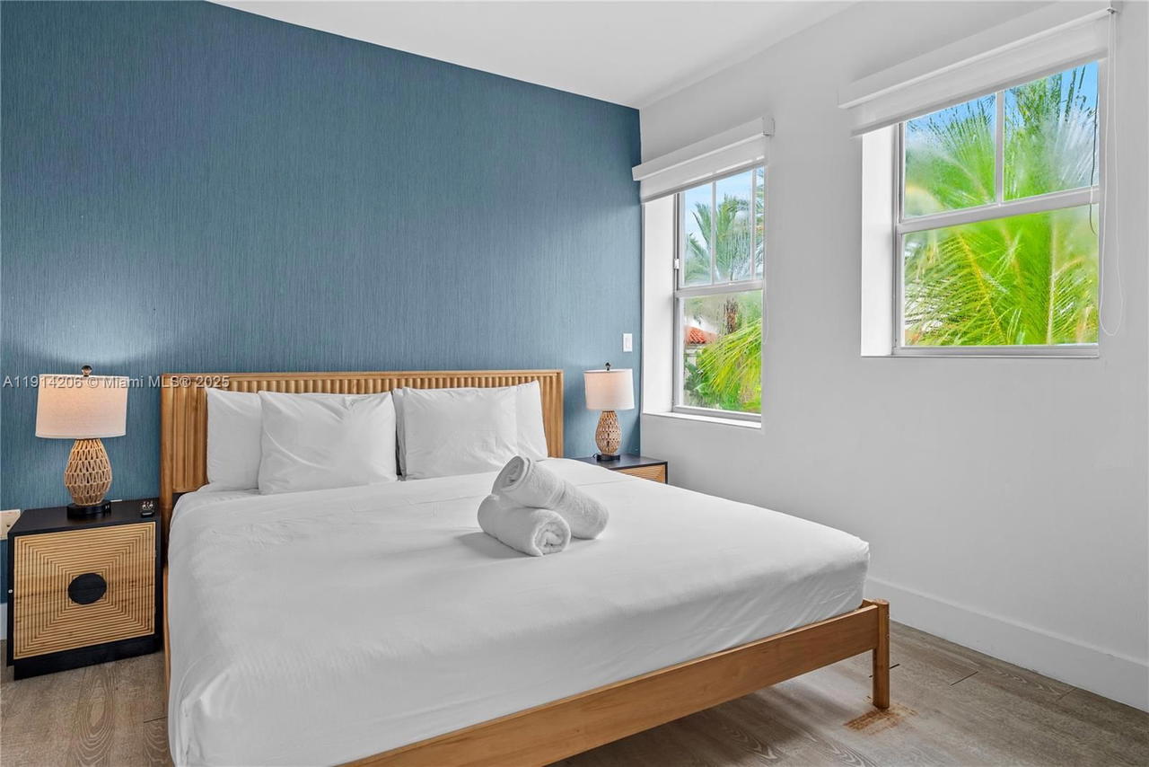 Real estate property located at 1060 Ocean Dr D302, Miami-dade, The Strand On Ocean Drive, Miami Beach, FL
