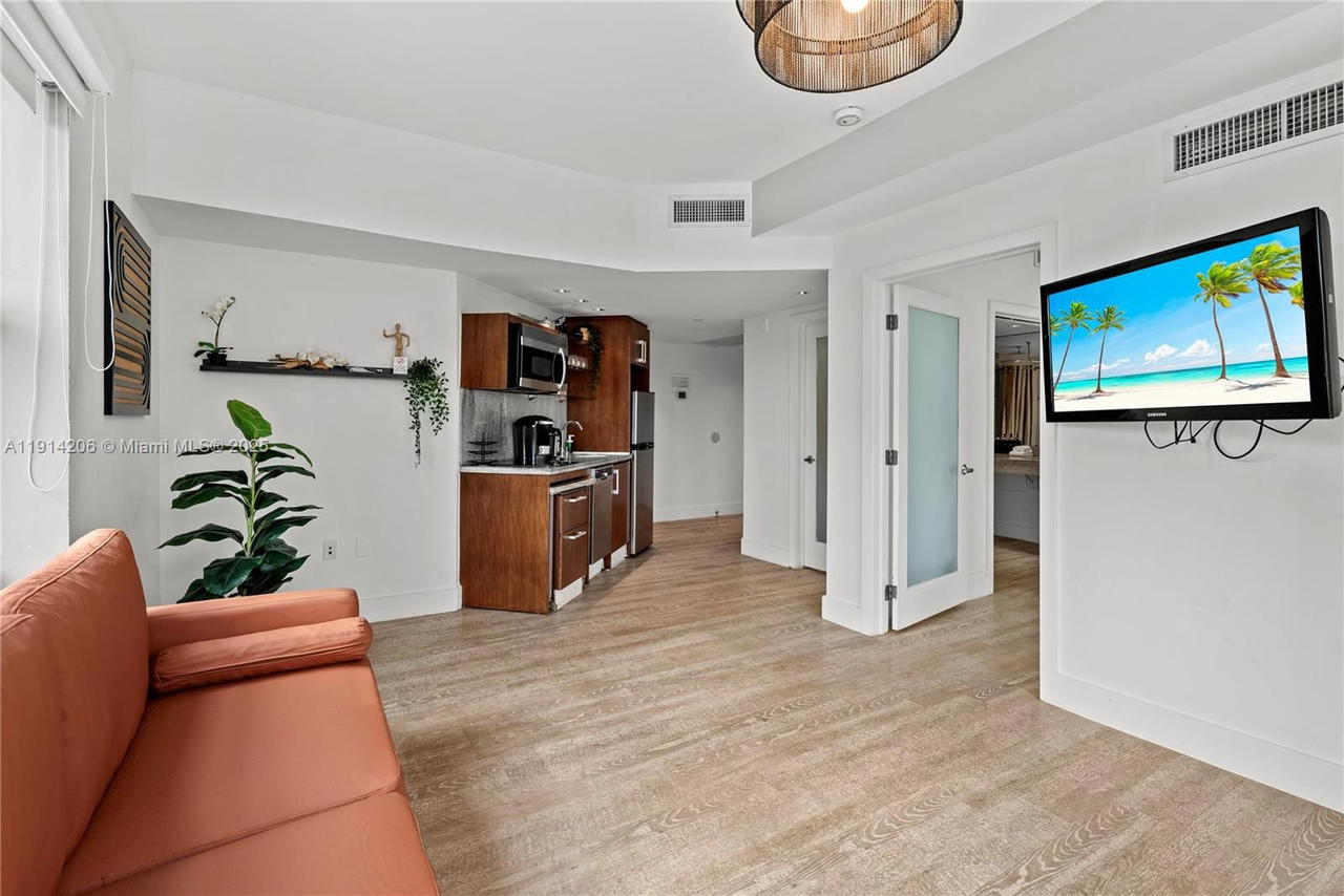 Real estate property located at 1060 Ocean Dr D302, Miami-dade, The Strand On Ocean Drive, Miami Beach, FL