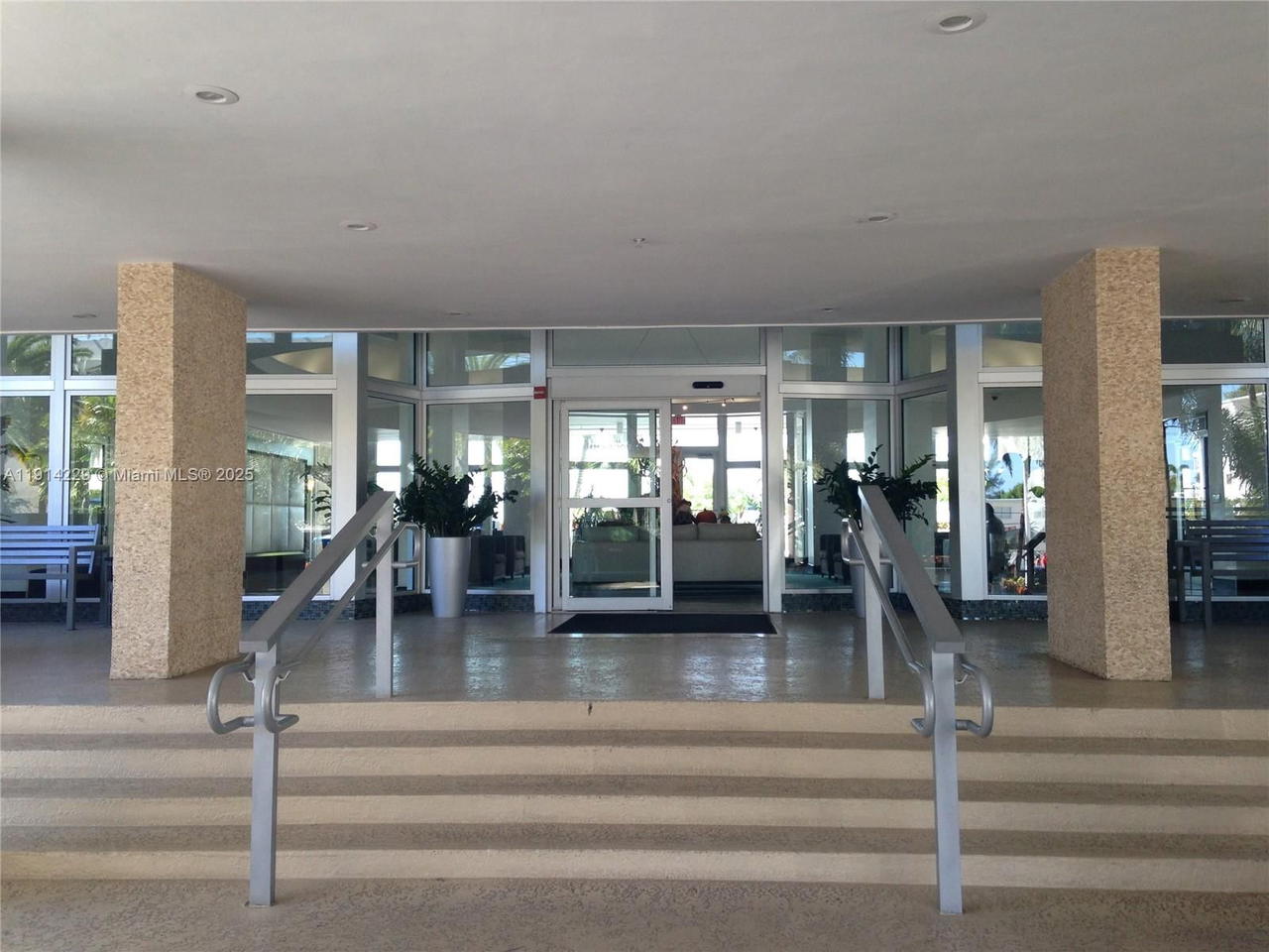 Real estate property located at 1200 West Ave #611, Miami-dade, Mirador 1200 Condo, Miami Beach, FL