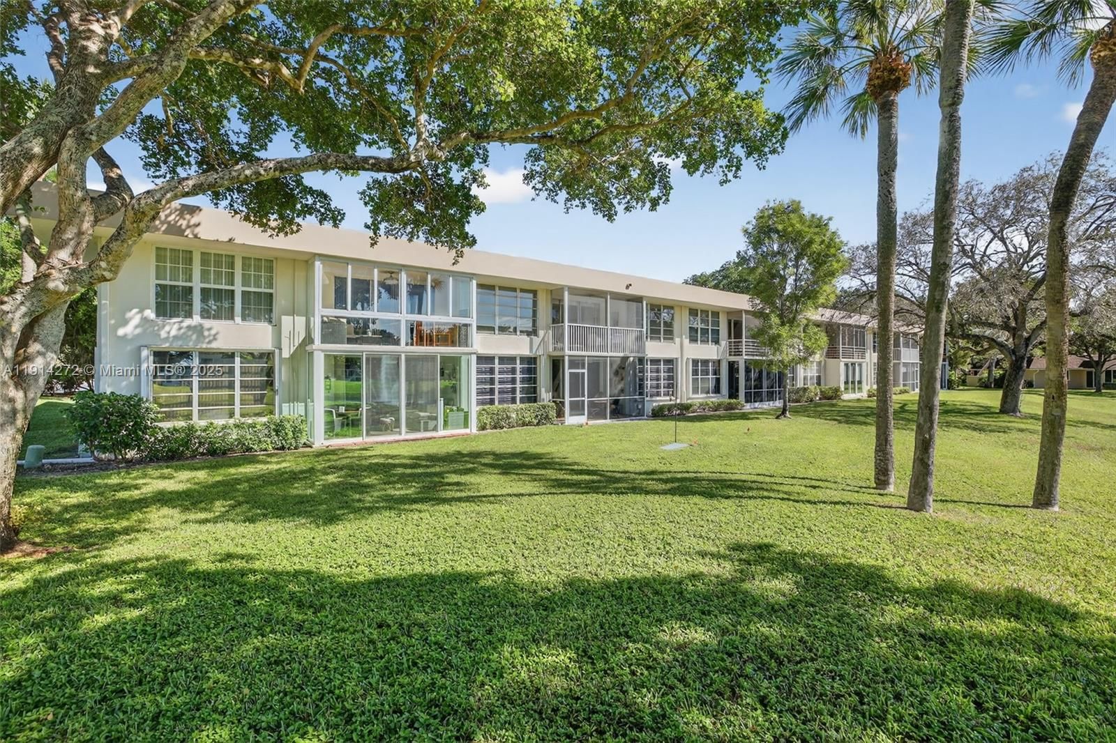 Real estate property located at 3611 Oaks Clubhouse Dr #202, Broward, No 74 Palm-aire Country C, Pompano Beach, FL
