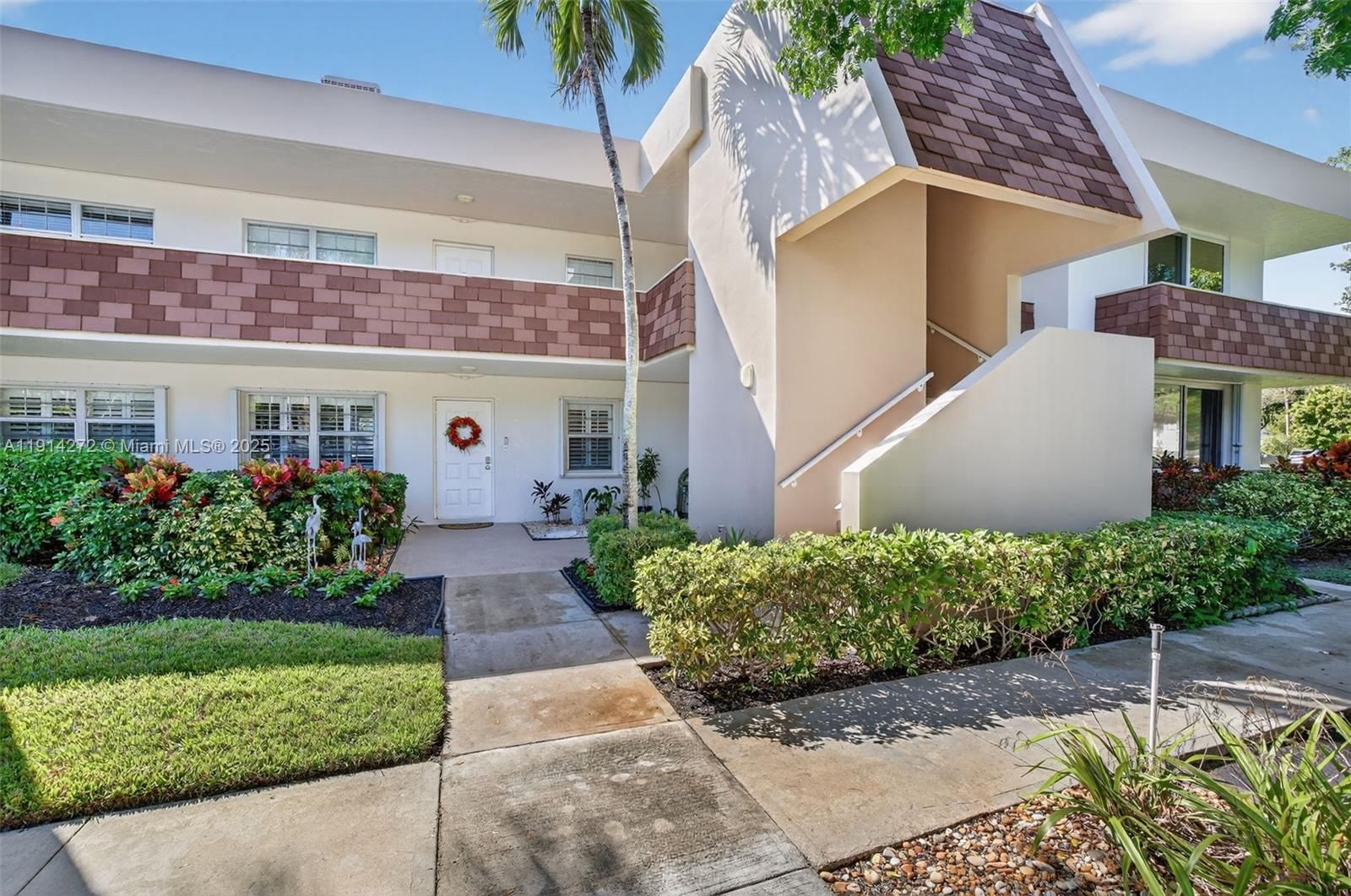 Real estate property located at 3611 Oaks Clubhouse Dr #202, Broward, No 74 Palm-aire Country C, Pompano Beach, FL